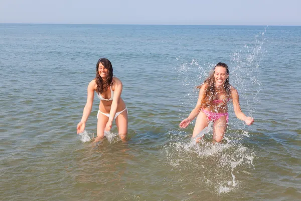 Frauen spielen im Wasser — Stockfoto