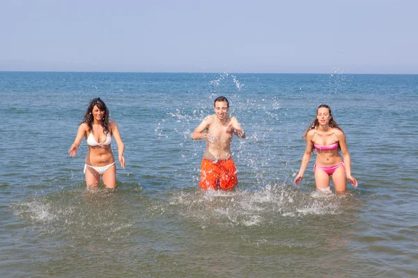 Vrienden spelen in het water — Stockfoto