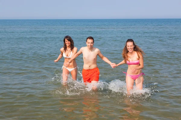 Vrienden spelen in het water — Stockfoto