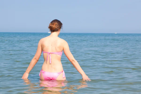 Meisje met bikini op zee — Stockfoto