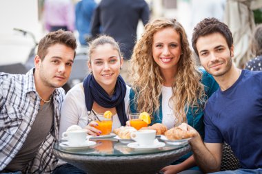 geleneksel İtalyan kahvaltı yapıyor arkadaş grubu