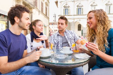 geleneksel İtalyan kahvaltı yapıyor arkadaş grubu