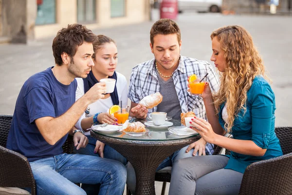 Groupe d'amis ayant un petit déjeuner italien traditionnel — Photo