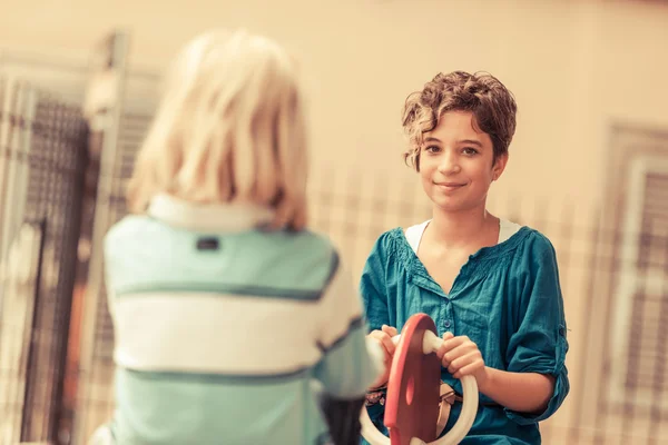 Glückliche Kinder spielen auf Spielplatz — Stockfoto