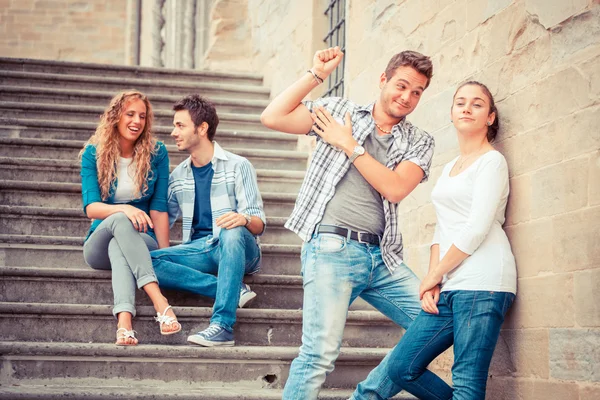 Junger Mann flirtet mit einem Mädchen — Stockfoto