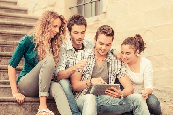 Grupo de amigos con Tablet PC — Foto de Stock