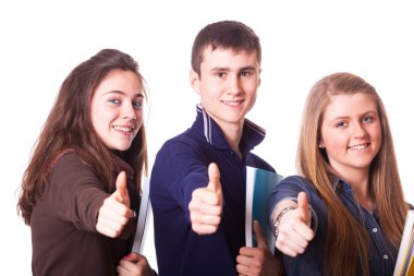 Zafer ya da barış işareti yaparak genç öğrenciler