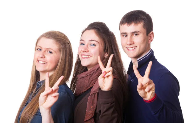 Estudantes adolescentes fazendo sinal de vitória ou paz — Fotografia de Stock