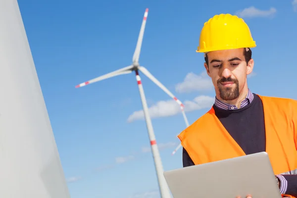 Технічний інженер на вітровій турбінній електростанції — стокове фото