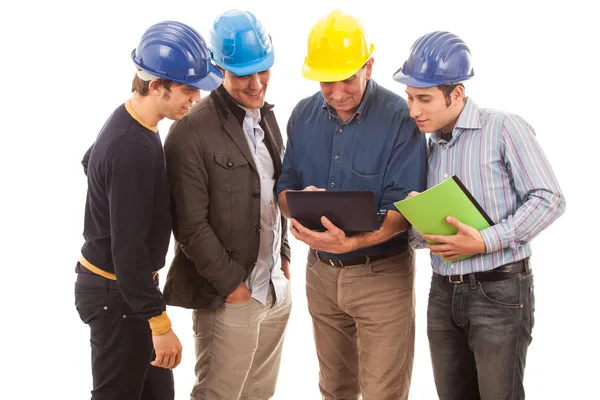 Engenheiros ou arquitetos com capacete em fundo branco — Fotografia de Stock