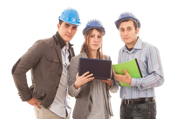 Ingénieurs ou architectes avec casque sur fond blanc — Photo