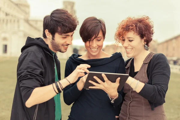 Grupo de amigos con Tablet PC fuera —  Fotos de Stock