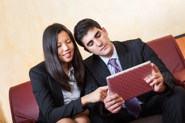 Junges Geschäftspaar auf dem Sofa — Stockfoto