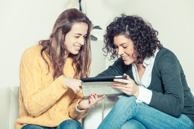 Dijital tablet ile iki güzel kadın