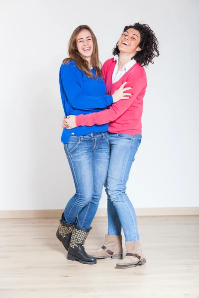 Twee mooie vrouwen samen — Stockfoto