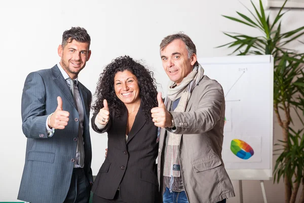 Happy business team med thums upp — Stockfoto