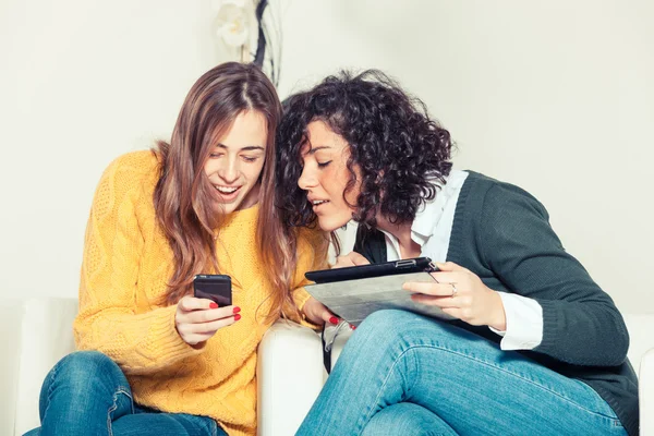 Deux femmes avec des dispositifs technologiques — Photo