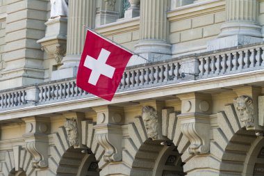 bundeshaus cephesi ile İsviçre bayrağı Bern, İsviçre
