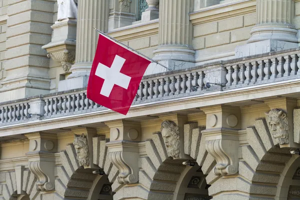 Bundeshaus fasad med schweiziska flaggan i bern, Schweiz — Stockfoto