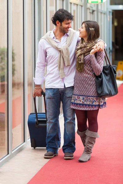 Romantische jong koppel op vakantie — Stockfoto