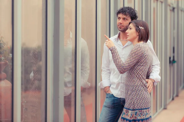 Romantisches junges Paar schaut aus dem Fenster — Stockfoto