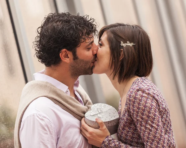 Romantico giovane coppia con regalo per lei — Foto Stock