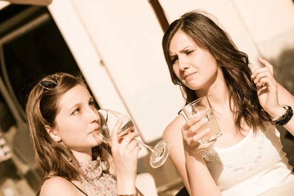 Två unga kvinnor med en kall drink — Stockfoto