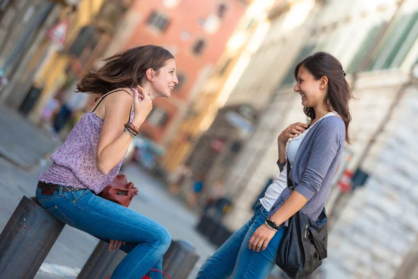 Paar vrouwen in de stad — Stockfoto