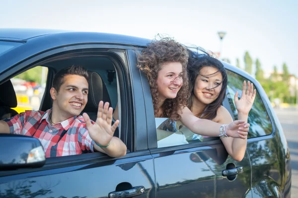 Ragazzi e ragazze in auto in partenza per le vacanze — Foto Stock