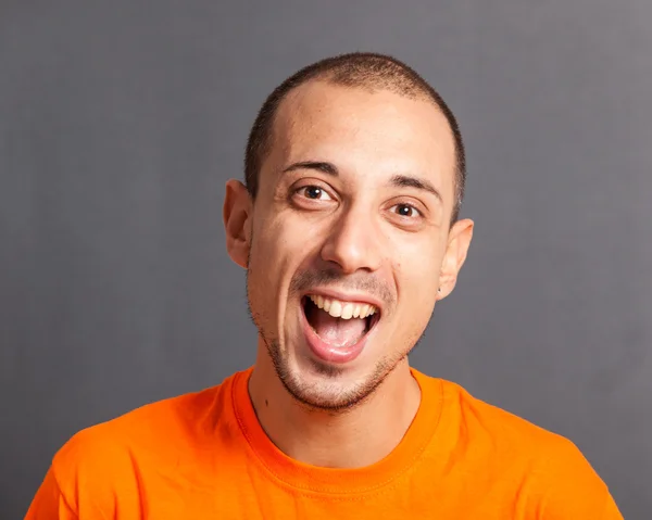 Retrato de hombre joven sobre fondo gris — Foto de Stock