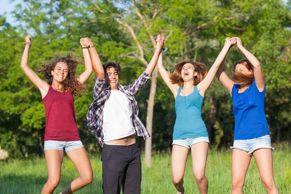 Groep tieners springen op park — Stockfoto