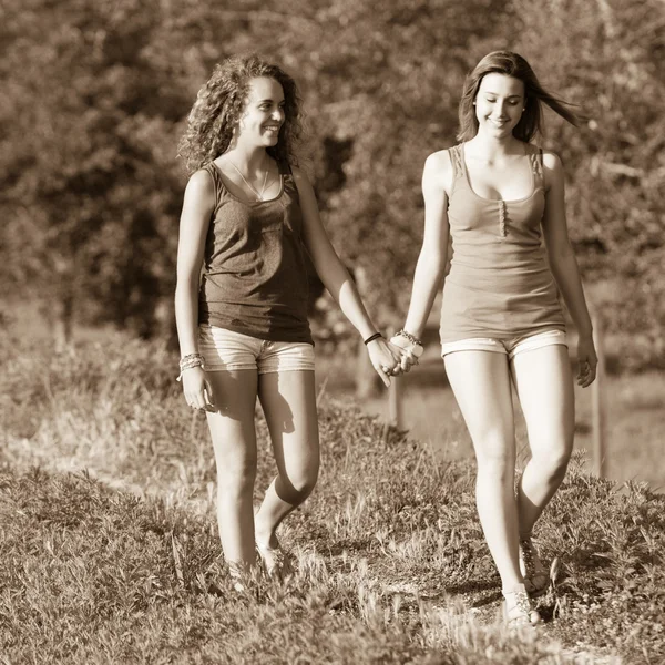 Deux belles adolescentes marchant au parc — Photo