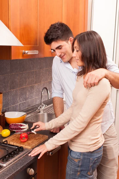 快乐的年轻夫妇在厨房里 — 图库照片