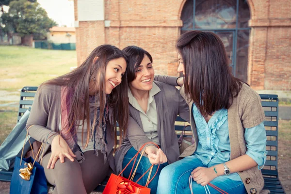 Tre glada kvinnor efter shopping — Stockfoto