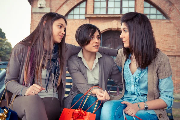 Tři šťastné ženy po nakupování — Stock fotografie