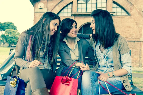 Três mulheres felizes depois de comprar — Fotografia de Stock