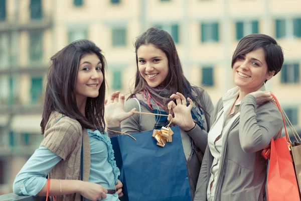 Trois belles jeunes femmes avec des sacs à provisions — Photo