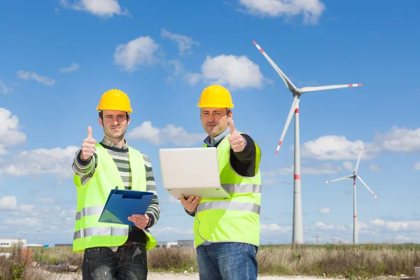 Técnico Engenheiros Polegar com gerador de energia eólica — Fotografia de Stock