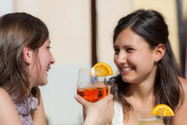 Duas jovens mulheres com uma bebida fria — Fotografia de Stock