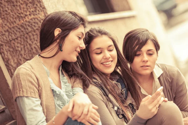 Grupp kvinnor som skickar meddelande med mobiltelefon — Stockfoto