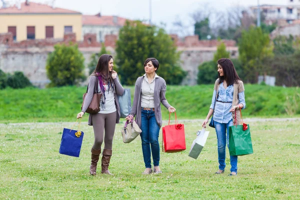 Jonge vrouwen in park na het winkelen — Stockfoto