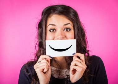 gülen surat ile mutlu bir genç kadın