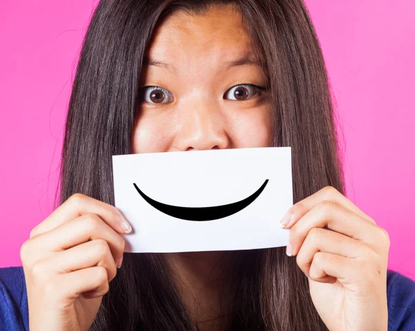 Chinês Mulher Segurando Sorrindo Emoticon — Fotografia de Stock