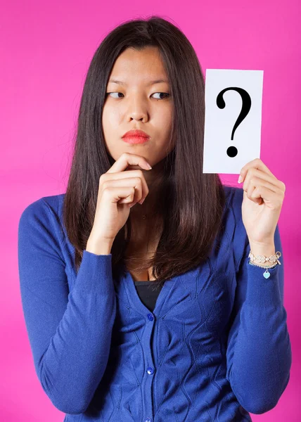 Mujer china dudosa sosteniendo signo de interrogación — Foto de Stock