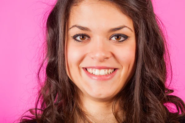 Schöne junge Frau Porträt auf Fuchsia Hintergrund — Stockfoto