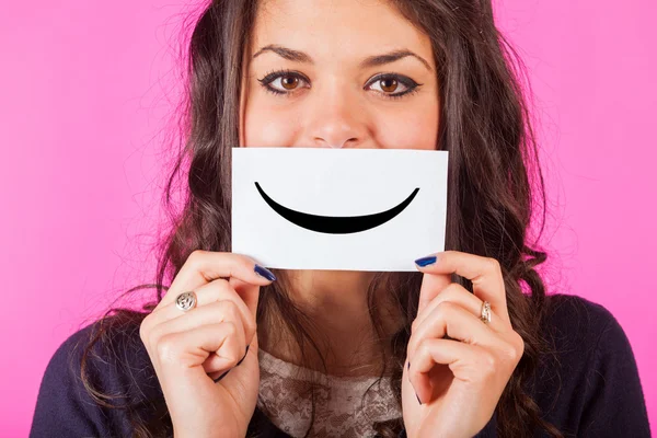 Mujer joven feliz con emoticono sonriente —  Fotos de Stock