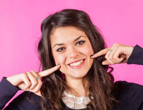 Bela jovem mulher retrato no fuchsia fundo — Fotografia de Stock