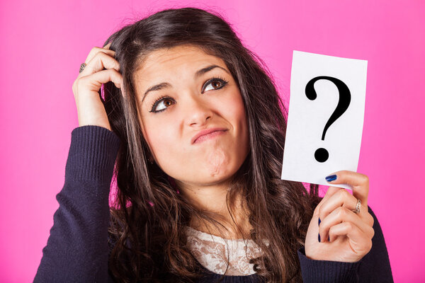 Mujer dudosa sosteniendo signo de interrogación — Foto de Stock