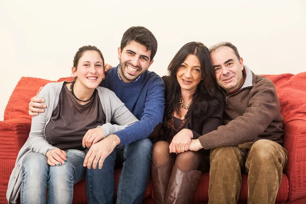 Glückliche Familie auf dem Sofa — Stockfoto