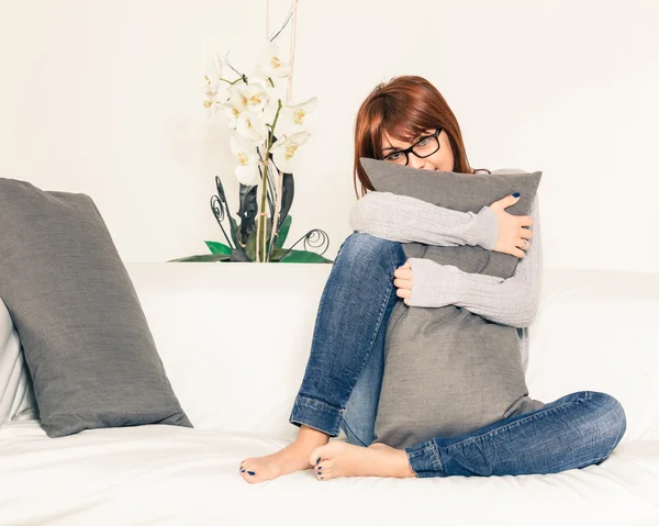 Mooie jonge vrouw op de Bank — Stockfoto